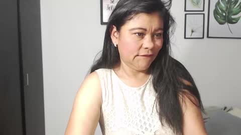 Snapshot of viki_mom chatting on 12-31-24, 08:15 Viki Mom online show from 12-31-24, 08:15