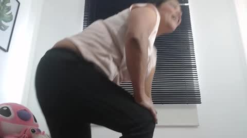 Snapshot of viki_mom chatting on 01-21-25, 12:39 Viki Mom online show from 01-21-25, 12:39