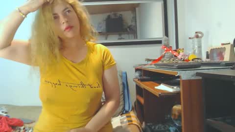 Snapshot of vikktoriaaa chatting on 02-15-25, 09:05 VIKKKTORIAAA online show from 02-15-25, 09:05
