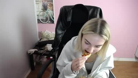 viktoria_lovely online show from 04-17-26, 07:00