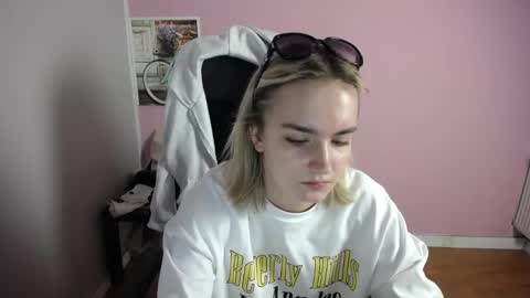 Snapshot of viktoria_lovely chatting on 05-20-26, 06:19 viktoria_lovely online show from 05-20-26, 06:19