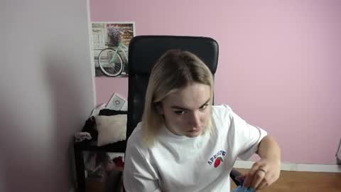 Snapshot of viktoria_lovely chatting on 07-13-26, 07:00 viktoria_lovely online show from 07-13-26, 07:00