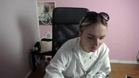 Snapshot of viktoria_lovely chatting on 07-21-26, 07:00 viktoria_lovely online show from 07-21-26, 07:00