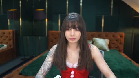 Snapshot of viktoria_storm chatting on 12-17-24, 08:23 Alisa online show from 12-17-24, 08:23