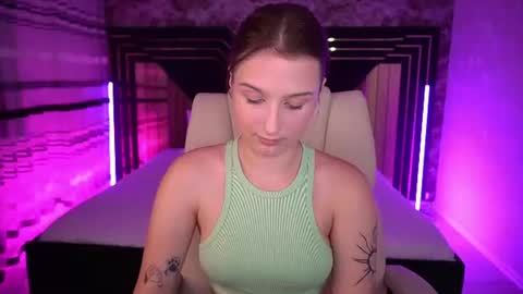 Snapshot of vikviklove chatting on 06-25-26, 07:40 VikVikLove online show from 06-25-26, 07:40