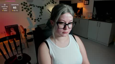 Snapshot of villyvici chatting on 03-31-26, 04:18 Villy online show from 03-31-26, 04:18