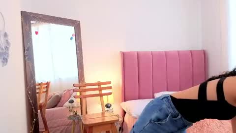 Snapshot of violet__15 chatting on 05-08-26, 12:21 violet__15 online show from 05-08-26, 12:21