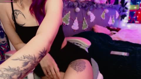 Snapshot of violet_noir_ chatting on 12-25-24, 11:22 Deya online show from 12-25-24, 11:22