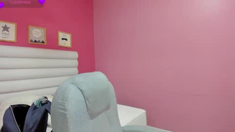 Snapshot of violet_sinclair chatting on 06-06-26, 11:37 violet_sinclair online show from 06-06-26, 11:37