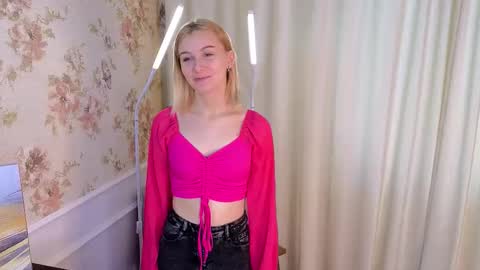 Snapshot of violetdelcourt chatting on 10-16-25, 03:18 Mia online show from 10-16-25, 03:18