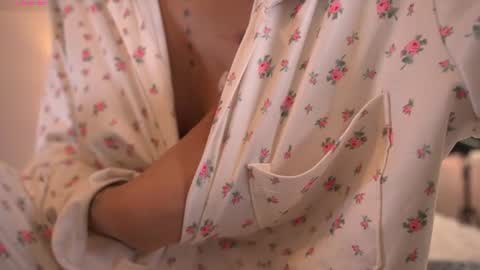 Snapshot of violeth___ chatting on 06-22-26, 10:23 violeth___ online show from 06-22-26, 10:23