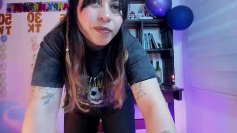 Snapshot of violett_red chatting on 05-21-26, 10:28 Violeta online show from 05-21-26, 10:28