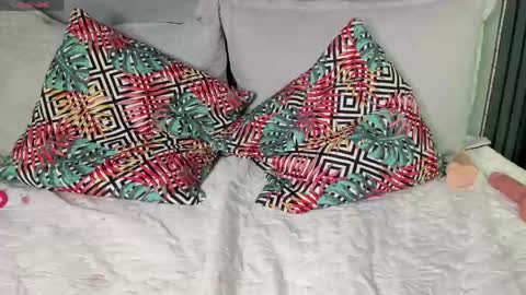 V I O L E T T E  online show from 04-16-26, 09:39