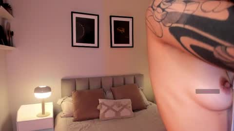 Snapshot of violetta_nur chatting on 04-20-26, 09:05 Violetta nur online show from 04-20-26, 09:05
