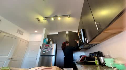 Violet Flowers online show from 12-21-25, 06:15