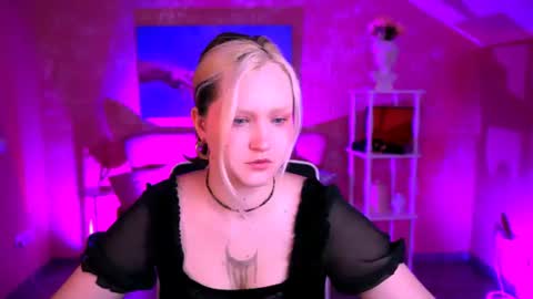 Snapshot of violettwoods chatting on 06-14-26, 06:15 Violett online show from 06-14-26, 06:15