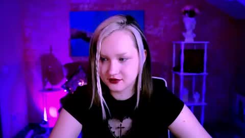 Snapshot of violettwoods chatting on 06-29-26, 06:30 Violett online show from 06-29-26, 06:30