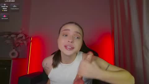 Snapshot of viollasinzz chatting on 05-15-26, 11:50 Violla online show from 05-15-26, 11:50