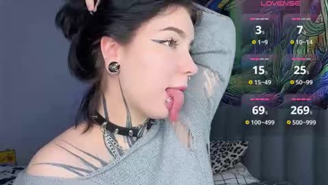 Vivi   online show from 11-20-25, 07:57