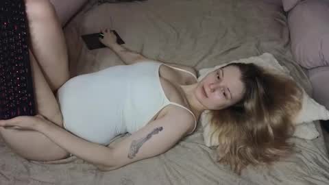 Snapshot of vivian_alison chatting on 02-15-26, 08:16 vivian_alison online show from 02-15-26, 08:16