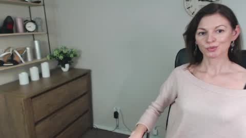Snapshot of vivian_dream chatting on 12-11-24, 01:17 Vivian online show from 12-11-24, 01:17