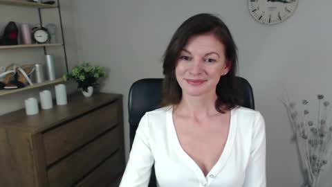 Snapshot of vivian_dream chatting on 12-12-24, 08:57 Vivian online show from 12-12-24, 08:57