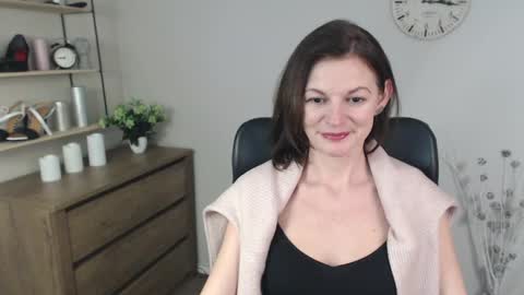 Snapshot of vivian_dream chatting on 12-13-24, 01:12 Vivian online show from 12-13-24, 01:12