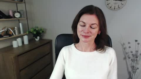 Snapshot of vivian_dream chatting on 12-16-24, 06:43 Vivian online show from 12-16-24, 06:43