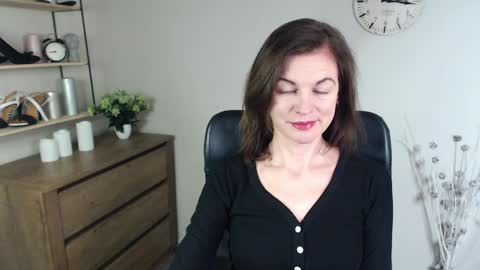 Snapshot of vivian_dream chatting on 12-17-24, 05:40 Vivian online show from 12-17-24, 05:40