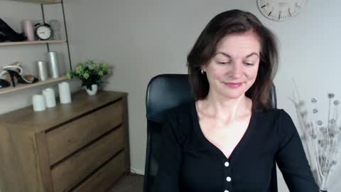 Snapshot of vivian_dream chatting on 12-17-24, 11:49 Vivian online show from 12-17-24, 11:49
