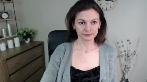 Snapshot of vivian_dream chatting on 01-10-25, 06:42 Vivian online show from 01-10-25, 06:42