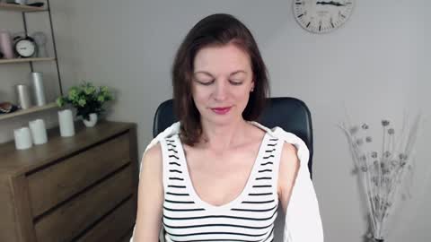 Snapshot of vivian_dream chatting on 01-17-25, 06:47 Vivian online show from 01-17-25, 06:47