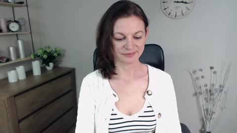 Snapshot of vivian_dream chatting on 01-17-25, 05:51 Vivian online show from 01-17-25, 05:51