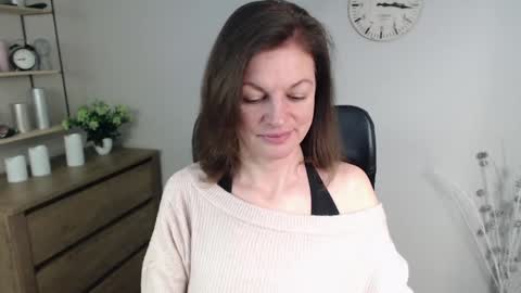 Snapshot of vivian_dream chatting on 01-20-25, 06:42 Vivian online show from 01-20-25, 06:42