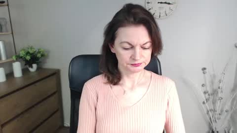 Snapshot of vivian_dream chatting on 01-24-25, 06:46 Vivian online show from 01-24-25, 06:46