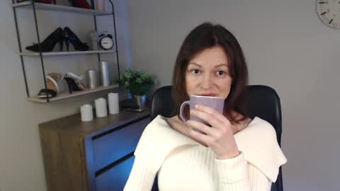 Snapshot of vivian_dream chatting on 02-26-25, 07:09 Vivian online show from 02-26-25, 07:09