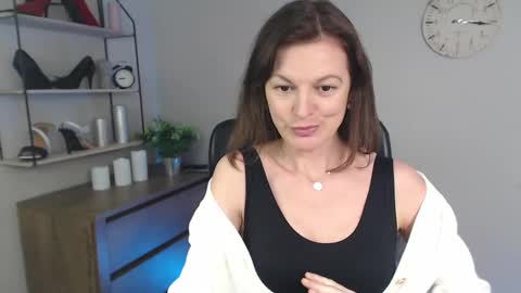 Snapshot of vivian_dream chatting on 03-05-25, 10:33 Vivian online show from 03-05-25, 10:33
