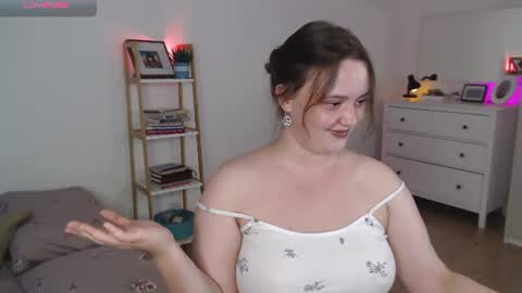 Snapshot of vivianmarble chatting on 08-07-26, 11:12 Lela online show from 08-07-26, 11:12