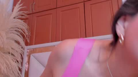 Snapshot of vivianne_scott chatting on 05-19-26, 12:33 Vivi online show from 05-19-26, 12:33
