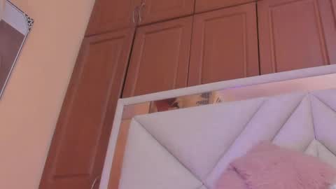 Snapshot of vivianne_scott chatting on 06-03-26, 12:30 Vivi online show from 06-03-26, 12:30