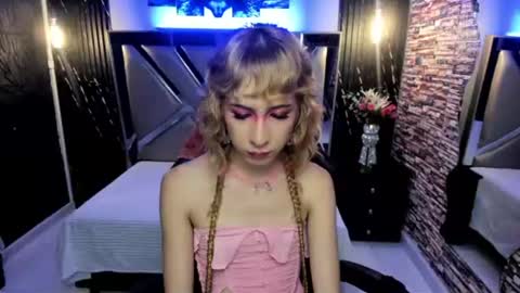 vivienne hadid online show from 06-25-26, 05:28