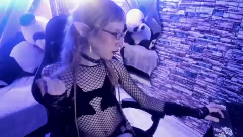 vivienne hadid online show from 07-19-26, 07:50