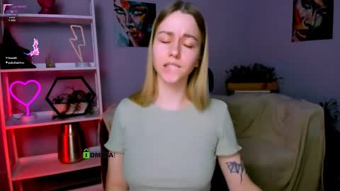 Snapshot of vivienne_sweet chatting on 03-04-25, 02:27 Vivi online show from 03-04-25, 02:27