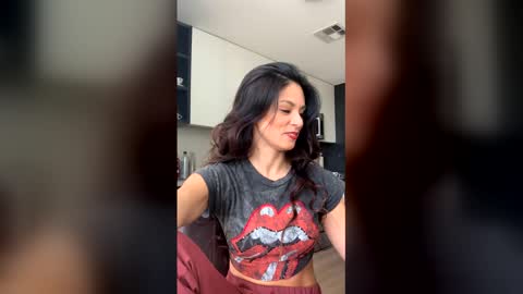 Snapshot of vixenblade chatting on 01-10-26, 10:14 vixenblade online show from 01-10-26, 10:14