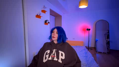 Polly  Online mostly at 9pm-2am UK Time online show from 01-24-25, 06:56