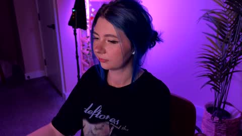 Polly  Online mostly at 9pm-2am UK Time online show from 11-30-25, 06:23