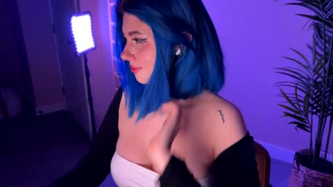 Polly  Online mostly at 9pm-2am UK Time online show from 12-18-25, 07:53