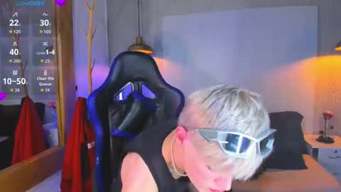 Snapshot of vladhellsing4 chatting on 07-10-26, 02:41 Vlad online show from 07-10-26, 02:41