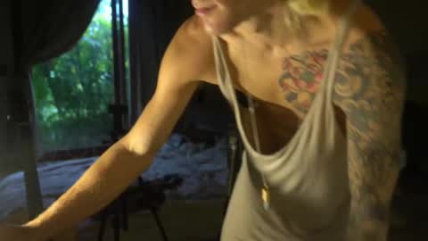 Snapshot of voodoo_hd chatting on 09-28-25, 11:43 Voodoo and Lucy online show from 09-28-25, 11:43