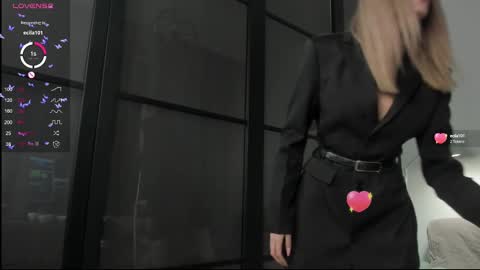 Snapshot of w_______ chatting on 03-12-25, 10:17 Nicole Johny online show from 03-12-25, 10:17